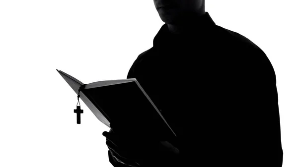 Kapłan Sylwetka Czytania Biblii Święta Księga Przepowiadania Edukacja Religii Wiary — Zdjęcie stockowe