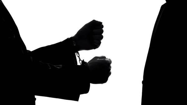 男商人在手铐阴影 腐败处罚 司法系统 — 图库照片