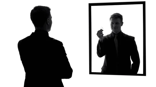 Espelho Masculino Reflexão Mostrando Preservativo Preparação Para Data Responsabilidade — Fotografia de Stock
