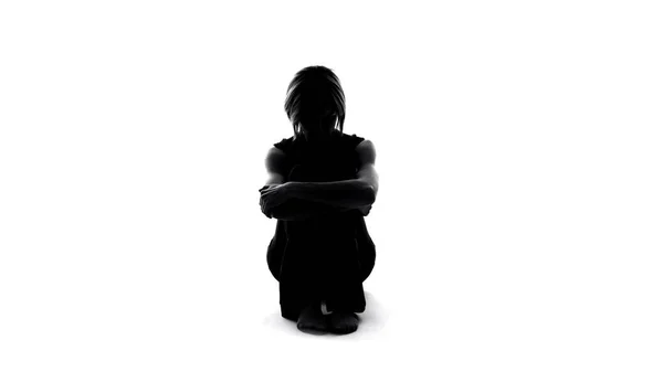 組んだ腕 家庭内暴力のうつ病と悲しい女性の影に座って床 — ストック写真