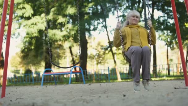 Solitario Triste Vecchia Donna Sella Altalena Nel Parco Senza Amici — Video Stock