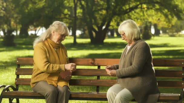 Zwei Alte Freunde Spielen Kartenspiel Sitzen Auf Bank Park Goldene — Stockvideo