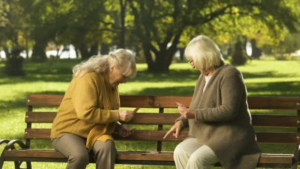 Two Senior Ladies Energetically Playing Cards Bench Park Golden Years — Stock Video