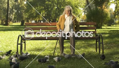 Huysuz yaşlı uzak güvercinler, Park, mutsuz yaşlı bankta oturmuş shooing kadın