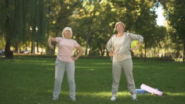 Anne ve kızı Park, yaşlı yaş sağlıklı yaşam tarzı egzersiz yapıyor