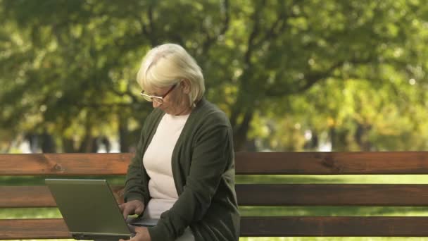 Velha Senhora Usando Laptop Descansando Banco Parque Tecnologia Antiga Moderna — Vídeo de Stock