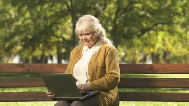 Femme Âgée Travaillant Sur Ordinateur Portable Extérieur Dans Parc Technologie — Video