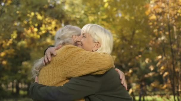 Mujeres Amigas Mayores Abrazándose Reuniéndose Parque Otoño Amistad Través Edad — Vídeos de Stock