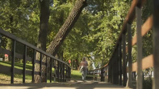 Fit Ευτυχισμένη Ηλικιωμένη Γυναίκα Τρέχει Στο Πάρκο Ψυχή Νεολαίας Πρωί — Αρχείο Βίντεο
