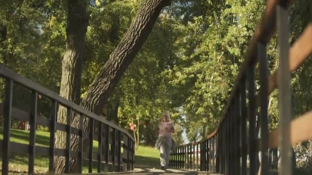 Mulher Idosa Correndo Parque Sofrendo Dor Cabeça Problema Saúde Velhice — Vídeo de Stock