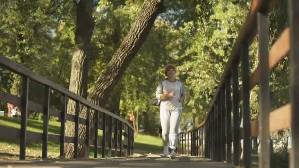 中年女子跑步时突然感到腿抽筋 — 图库视频影像