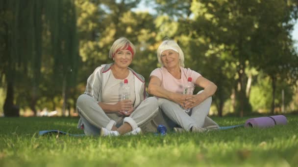 Ältere Mutter Und Ihre Tochter Sitzen Und Lächeln Die Kamera — Stockvideo