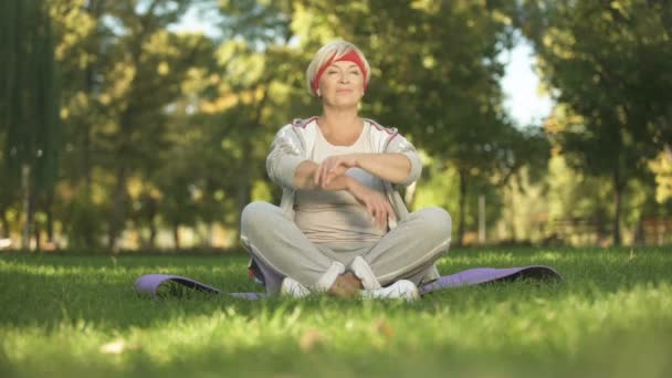 Frau Mittleren Alters Atmet Tief Und Meditiert Sitzend Lotusposition — Stockvideo