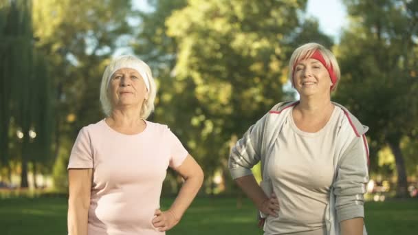 Femmes Âgées Flirtant Tout Faisant Exercice Avec Des Haltères Journée — Video