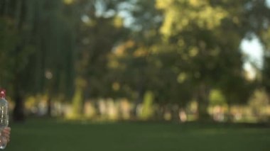 Onu sabah egzersiz bitirdikten sonra güzel orta yaşlı kadın içme suyu