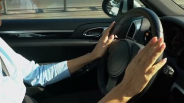 Businesslady güvenle otomobil sürüş, Erkek holding direksiyon eller.