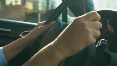 Kadınların elleri direksiyon tutarken, dikkatle araba kullanırken, trafik...
