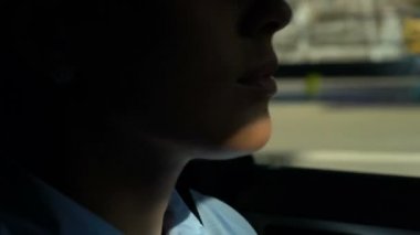 Ciddi bayan patron araba sürme, işe acele, özenli sürücü yüz