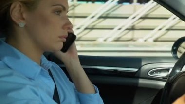 Cep telefonu ve sürüş araba, kadın konuşmak rahatsız işyerinde stres sorunları ile