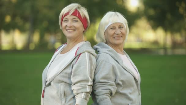 Δύο Ευτυχισμένη Ώριμες Γυναίκες Χαμογελώντας Και Δείχνοντας Αντίχειρες Στο Πάρκο — Αρχείο Βίντεο