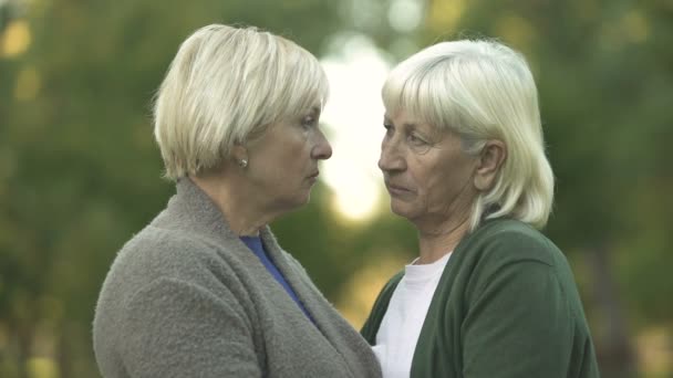 Twee Triest Vrouwen Met Bedroefd Ogen Steun Voor Elkaar Familie — Stockvideo