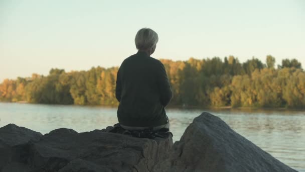 Vieille Femme Solitaire Assise Près Lac Jetant Des Pierres Solitude — Video