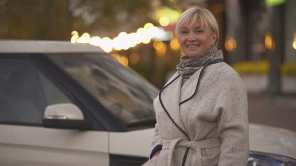 Успешная Зрелая Деловая Женщина Ключами Нового Дорогого Роскошного Автомобиля — стоковое видео
