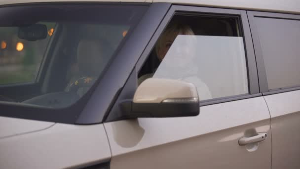 Madura Rubia Atractiva Mujer Sonriendo Mirando Directamente Desde Salón Coches — Vídeo de stock