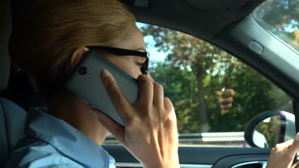 Αφεντικό Κυρία Δυσαρεστήθηκε Οδήγηση Αυτοκινήτου Αναστατωμένος Τηλέφωνο Συνομιλία Προβλήματα Στην — Αρχείο Βίντεο
