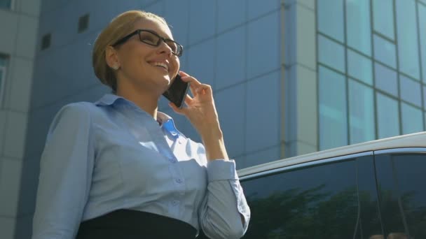 Mulher Negócios Loira Bonita Conversando Com Parceiro Celular Vista Inferior — Vídeo de Stock