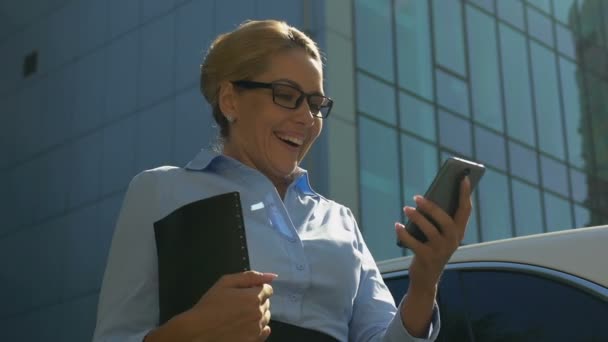 Lady Öltöny Smartphone Sikeres Karrier Előmozdítása Hír Üzenet Olvasása — Stock videók