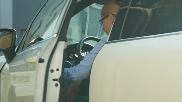 Mulher Bonita Chefe Saindo Automóvel Caro Andando Para Escritório — Vídeo de Stock
