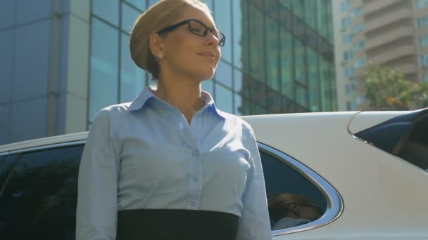 Mulher Negócios Atraente Olhando Para Futuro Brilhante Carreira Bem Sucedida — Vídeo de Stock