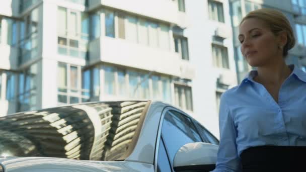 成功した女性購入高級車カーアラーム購入を歓喜の電源を入れる — ストック動画
