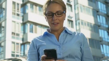Sarışın işkadını Evet jest iyi haber iletisi telefon okuduktan sonra gösterilen