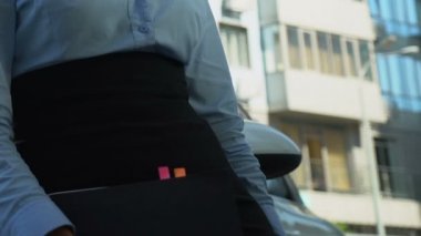 Girişimci kontrol zaman saati bekliyor, ortak kim geç toplantı için
