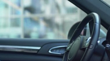 Depresif kadın sorunları üzerinde düşünme çalışma gün, arabada oturan sonra yorgun