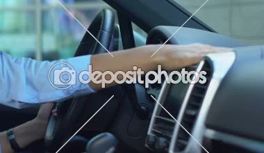 Araba sevgi, lüks Oto, mutluluk satın alma ile okşayarak memnun iş kadını