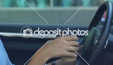 Otomobil sürüş, sabah enerji sırasında kahve içmek iş kadın