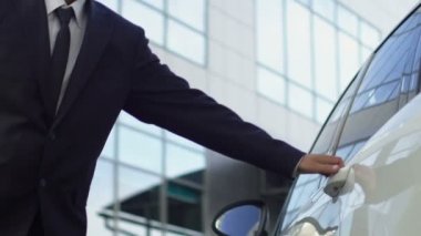 Getting otomobil, arabanın kapısını, hizmet açarak kişisel şoför iş kadını