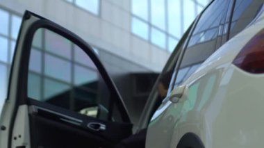 Erkek sürücü arabadan, kadın patron, iyi hizmet için otomatik kapı açma