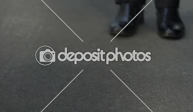 Kadın arabayı kişisel sürücü otomatik kapı açma yüksek topuklu ayakkabı