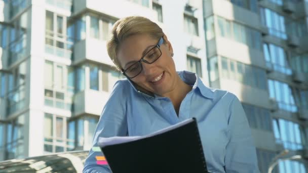 Smartphone Üzerinde Konuşurken Kadını Gülümseyen Başarılı Sevindirici Açık Havada Anlaşma — Stok video