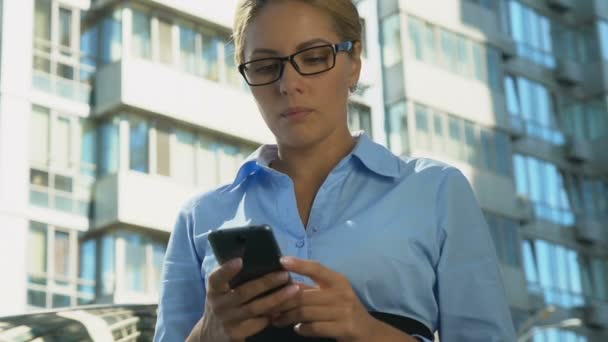 Frustrierte Geschäftsfrau Liest Hiobsbotschaft Auf Handy Kündigung — Stockvideo