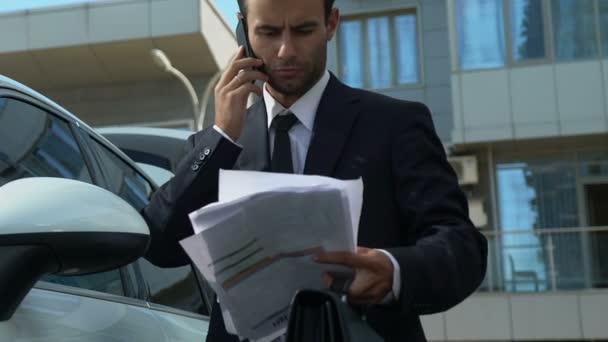Бізнесмен Розмовляє Телефону Біля Автомобіля Вирішуючи Фінансові Проблеми Компанії — стокове відео