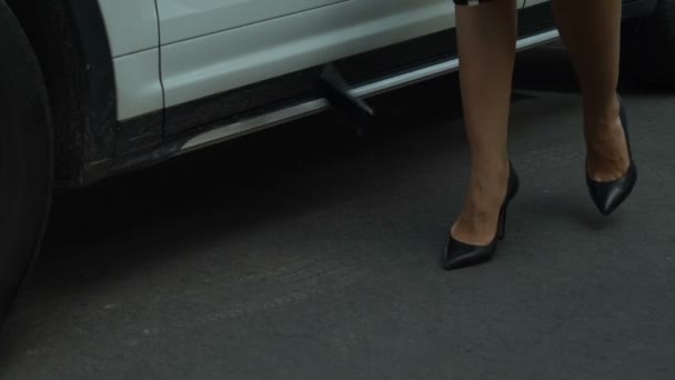 女性站在汽车附近 丢下手机和文件 更宽松 可恨的工作 — 图库视频影像