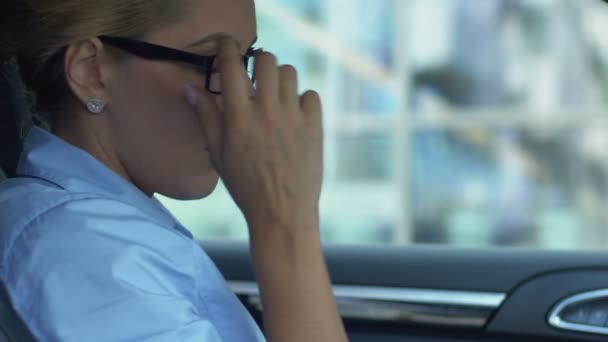 Mujer Cansada Sentada Automóvil Agotada Después Duro Día Trabajo Con — Vídeo de stock