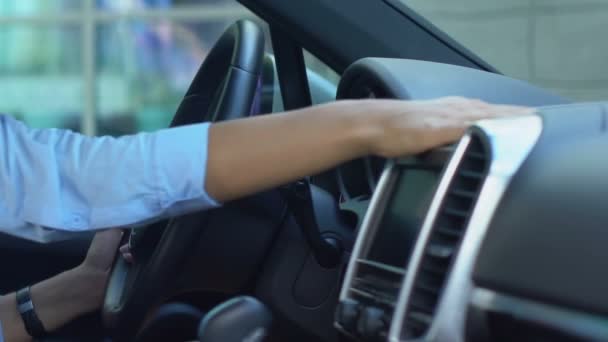 Senhora Negócios Agradável Acariciando Carro Com Amor Compra Automóvel Luxo — Vídeo de Stock