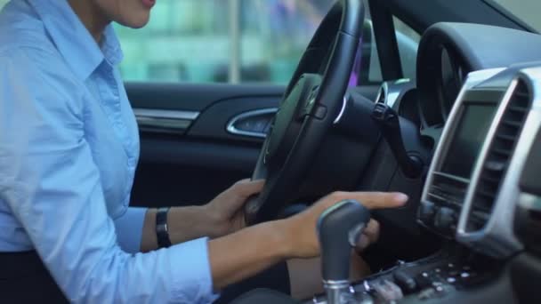 Усміхнена Бізнес Леді Захваті Від Купівлі Автомобіля Зворушливий Автомобільний Салон — стокове відео