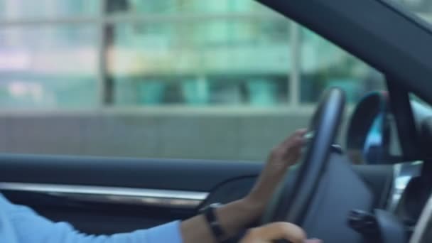 Absolutamente Alegre Empresária Cantando Música Favorita Durante Condução Automóvel — Vídeo de Stock